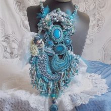 Ketting Plastron La Petite Sirène Haute-Couture geborduurd met halfedelstenen van Howliet, Maanstenen en Kristallen